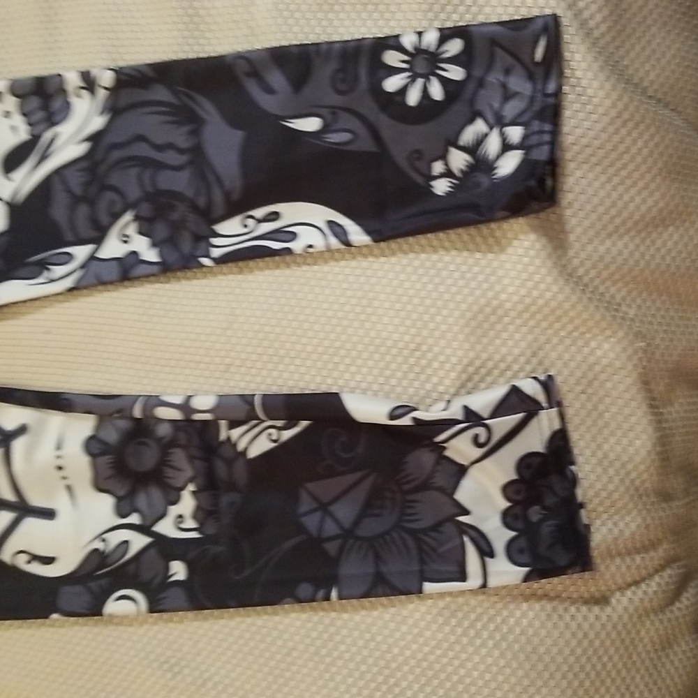 GOTHIC LEGGINGS SIZE XL WITH SKULLS AND FLOWERS - Picture 4 of 8